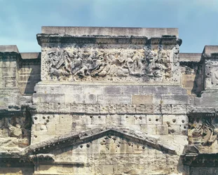 Arquitrabe del Arco de Triunfo desde el lado sur